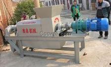 国产清理牛粪机器人视频,国产牛粪机器人高效作业现场揭秘