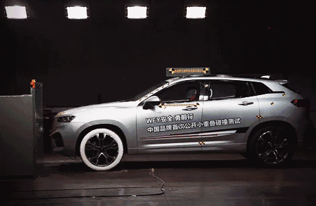 国产车翻下桥梁视频播放,视频曝光引关注